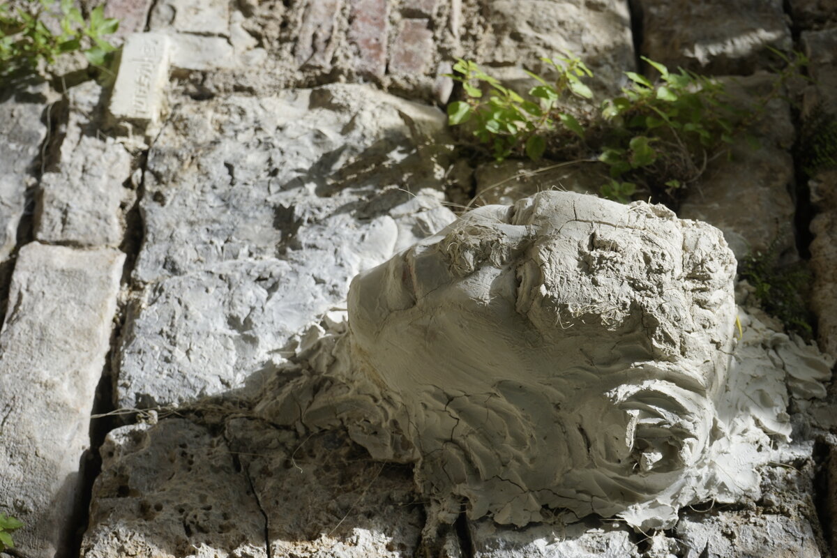 Semiostalgia P0004 — Sculpture érodée, en terre crue, filasse végétale., Saint-Antonin-Noble-Val