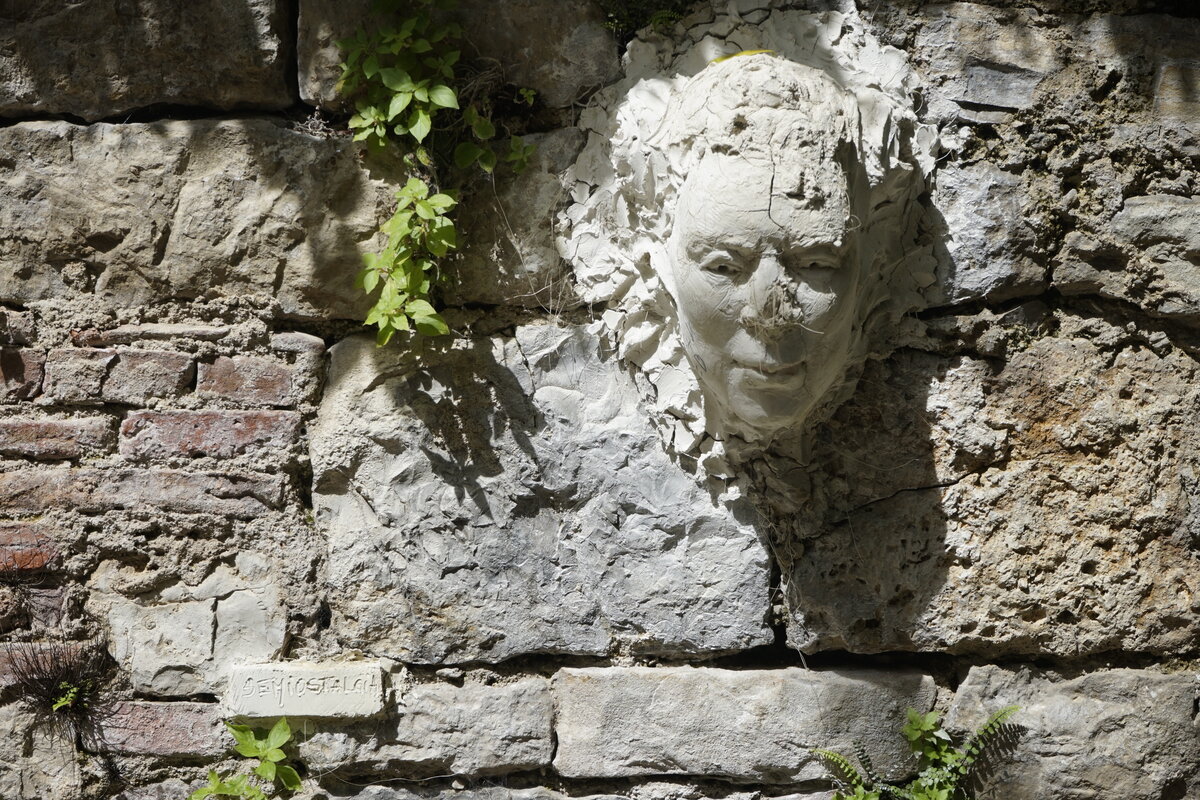 Semiostalgia P0004 — Sculpture érodée, en terre crue, filasse végétale., Saint-Antonin-Noble-Val