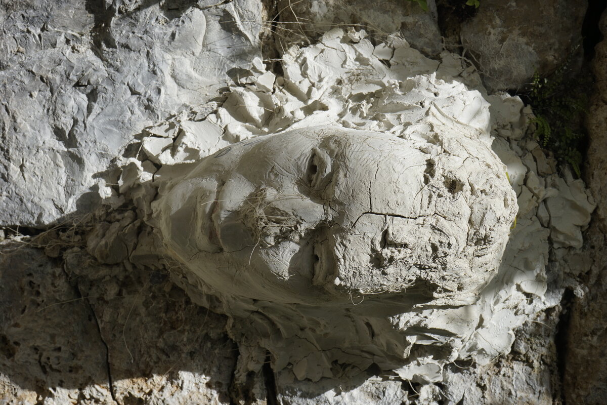 Semiostalgia P0004 — Sculpture érodée, en terre crue, filasse végétale., Saint-Antonin-Noble-Val