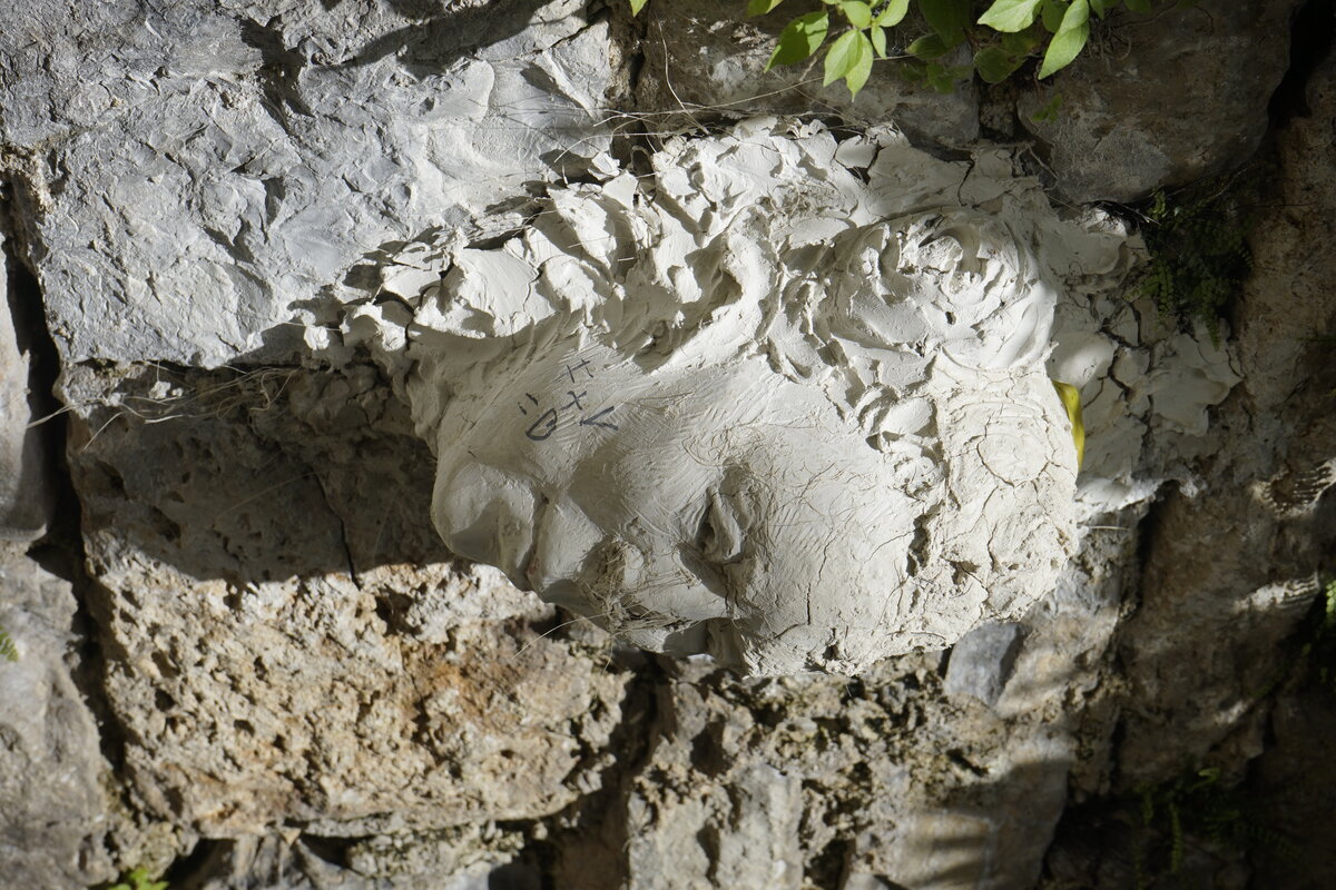 Semiostalgia P0004 — Sculpture érodée, en terre crue, filasse végétale., Saint-Antonin-Noble-Val