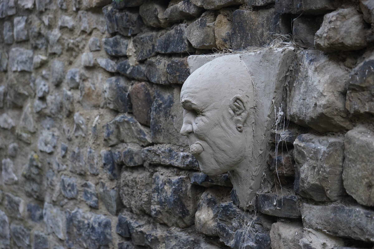 Semiostalgia P0005 — Sculpture fraîche, en terre crue, filasse végétale, grillage à poule, Saint-Antonin-Noble-Val