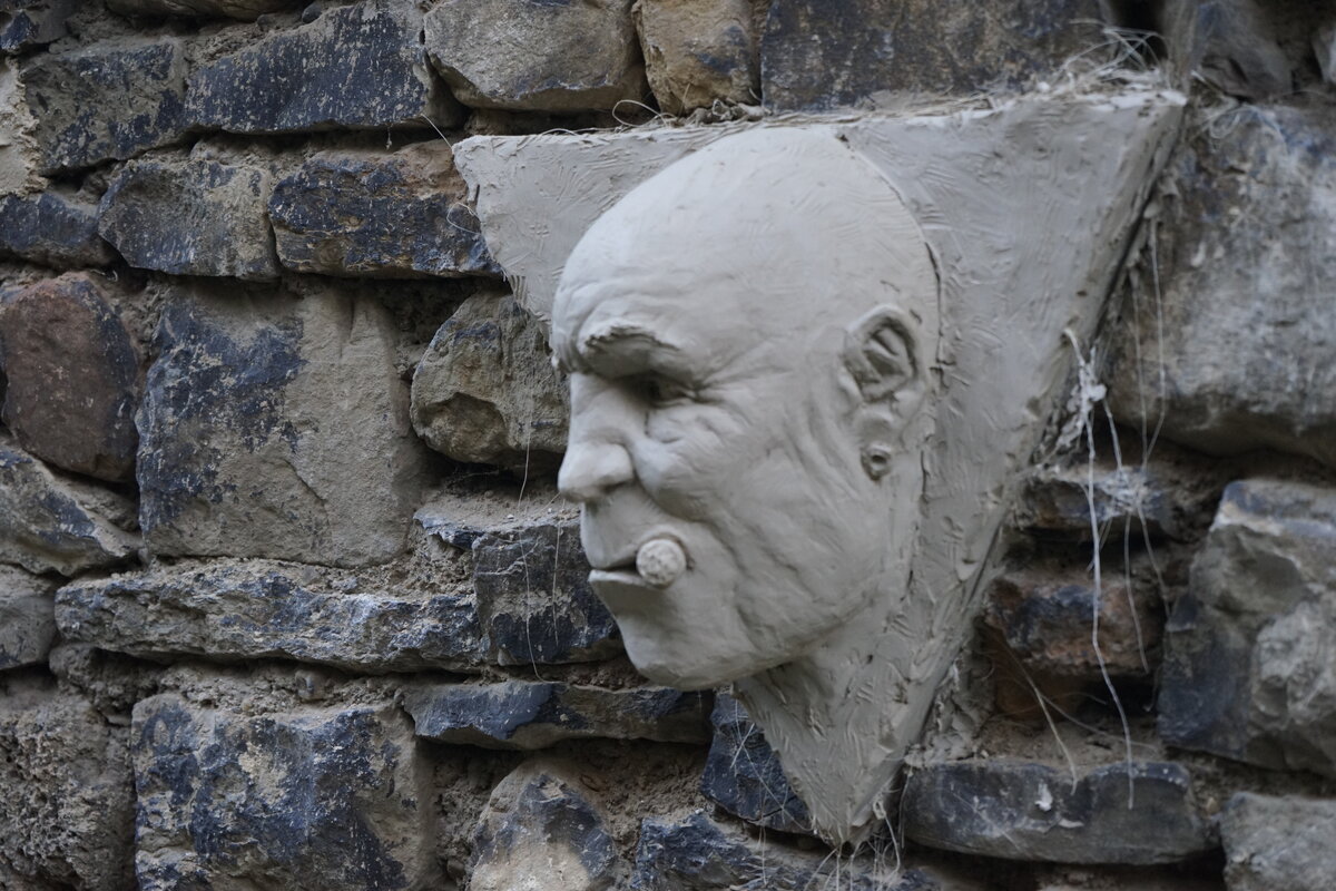 Semiostalgia P0005 — Sculpture fraîche, en terre crue, filasse végétale, grillage à poule, Saint-Antonin-Noble-Val