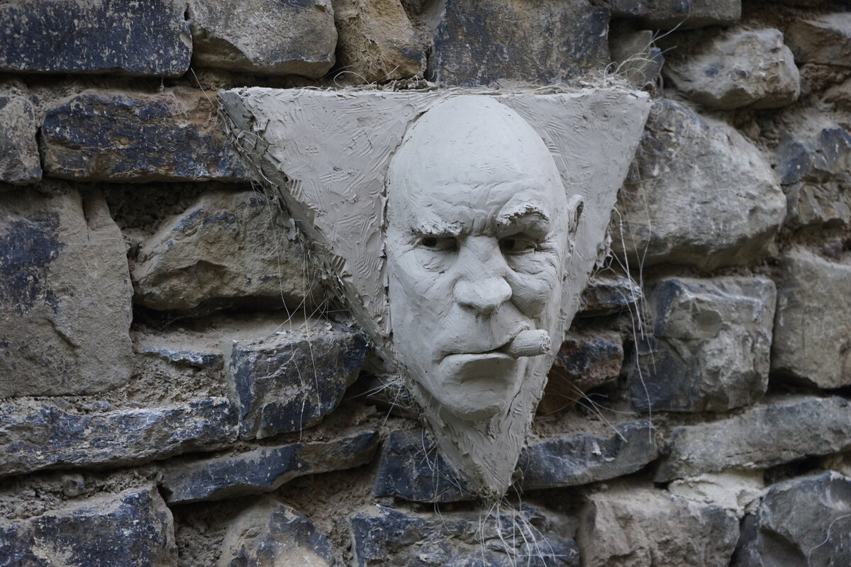 Semiostalgia P0005 — Sculpture fraîche, en terre crue, filasse végétale, grillage à poule, Saint-Antonin-Noble-Val