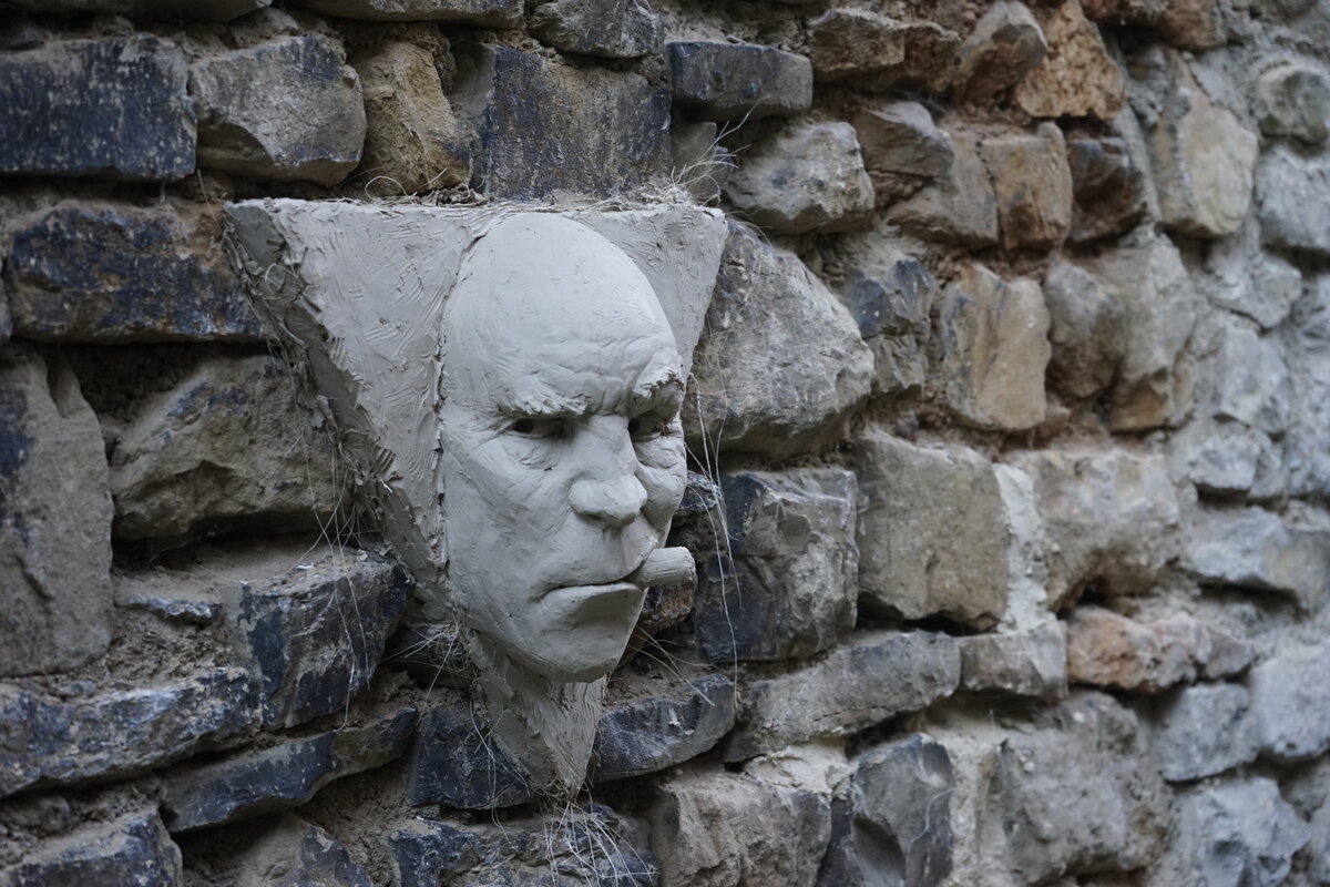 Semiostalgia P0005 — Sculpture fraîche, en terre crue, filasse végétale, grillage à poule, Saint-Antonin-Noble-Val