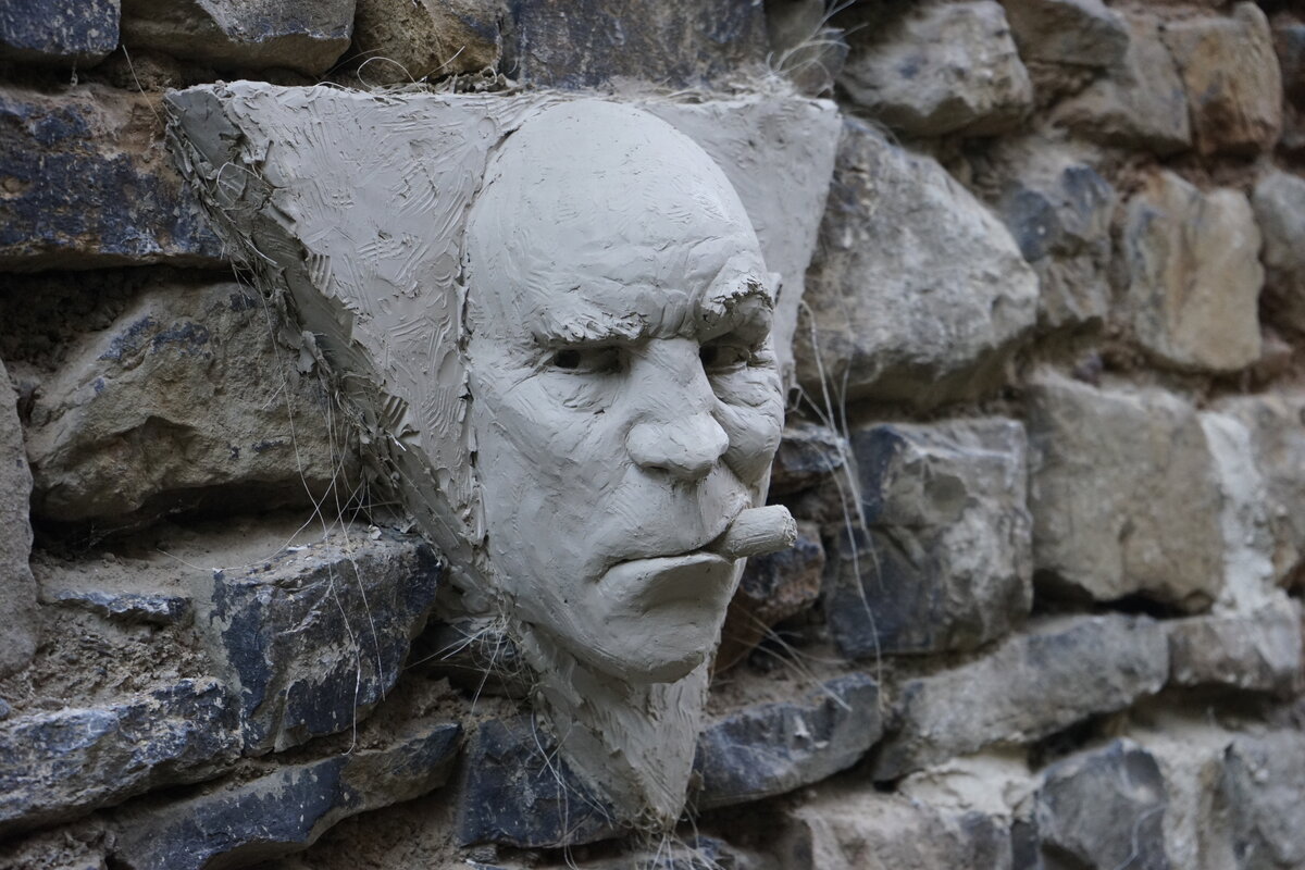 Semiostalgia P0005 — Sculpture fraîche, en terre crue, filasse végétale, grillage à poule, Saint-Antonin-Noble-Val