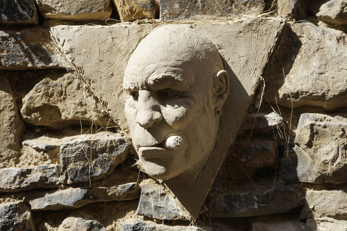 Semiostalgia P0005 — Sculpture en cours de séchage, en terre crue, filasse végétale, grillage à poule, Saint-Antonin-Noble-Val