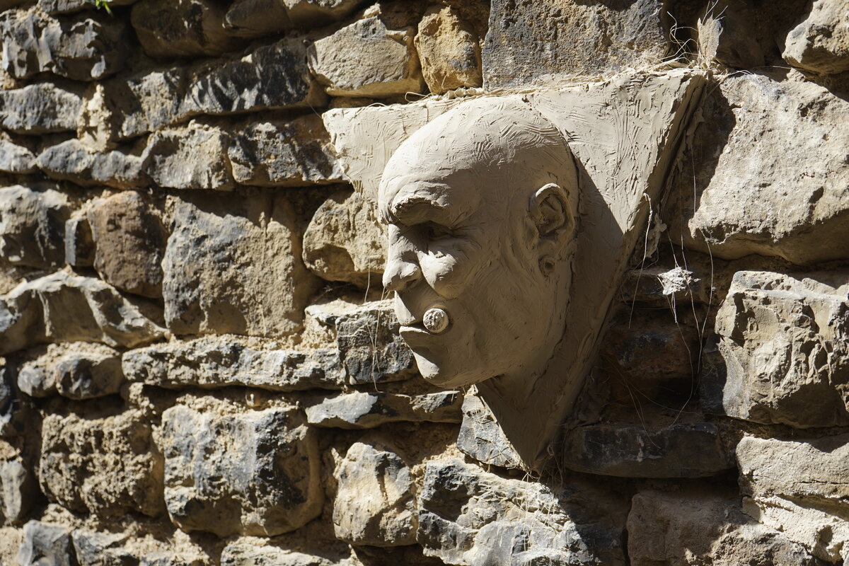 Semiostalgia P0005 — Sculpture en cours de séchage, en terre crue, filasse végétale, grillage à poule, Saint-Antonin-Noble-Val