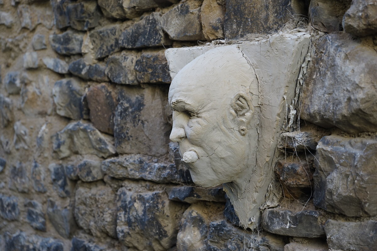 Semiostalgia P0005 — Sculpture sèche, en terre crue, filasse végétale, grillage à poule, Saint-Antonin-Noble-Val