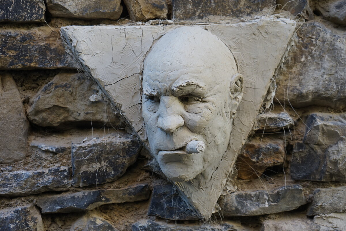 Semiostalgia P0005 — Sculpture sèche, en terre crue, filasse végétale, grillage à poule, Saint-Antonin-Noble-Val