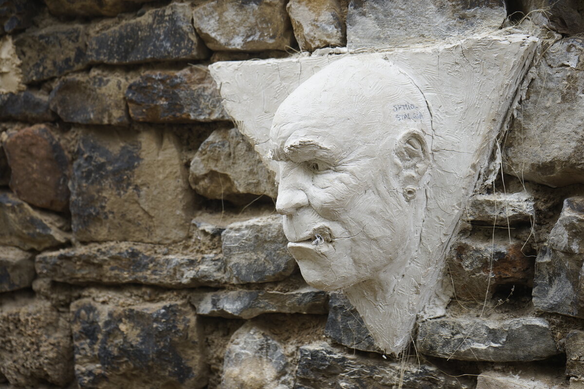 Semiostalgia P0005 — Sculpture sèche, en terre crue, filasse végétale, grillage à poule, Saint-Antonin-Noble-Val