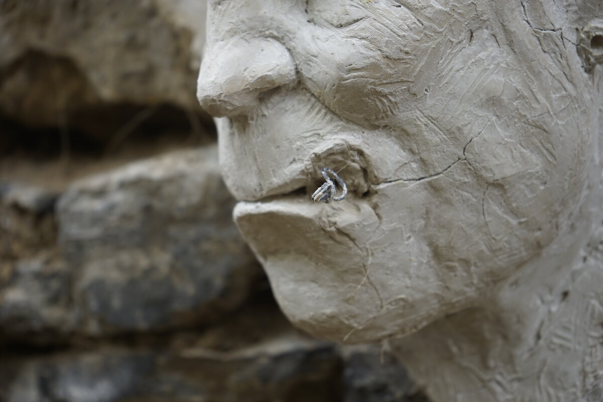 Semiostalgia P0005 — Sculpture sèche, en terre crue, filasse végétale, grillage à poule, Saint-Antonin-Noble-Val