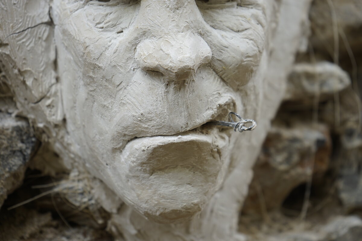 Semiostalgia P0005 — Sculpture sèche, en terre crue, filasse végétale, grillage à poule, Saint-Antonin-Noble-Val
