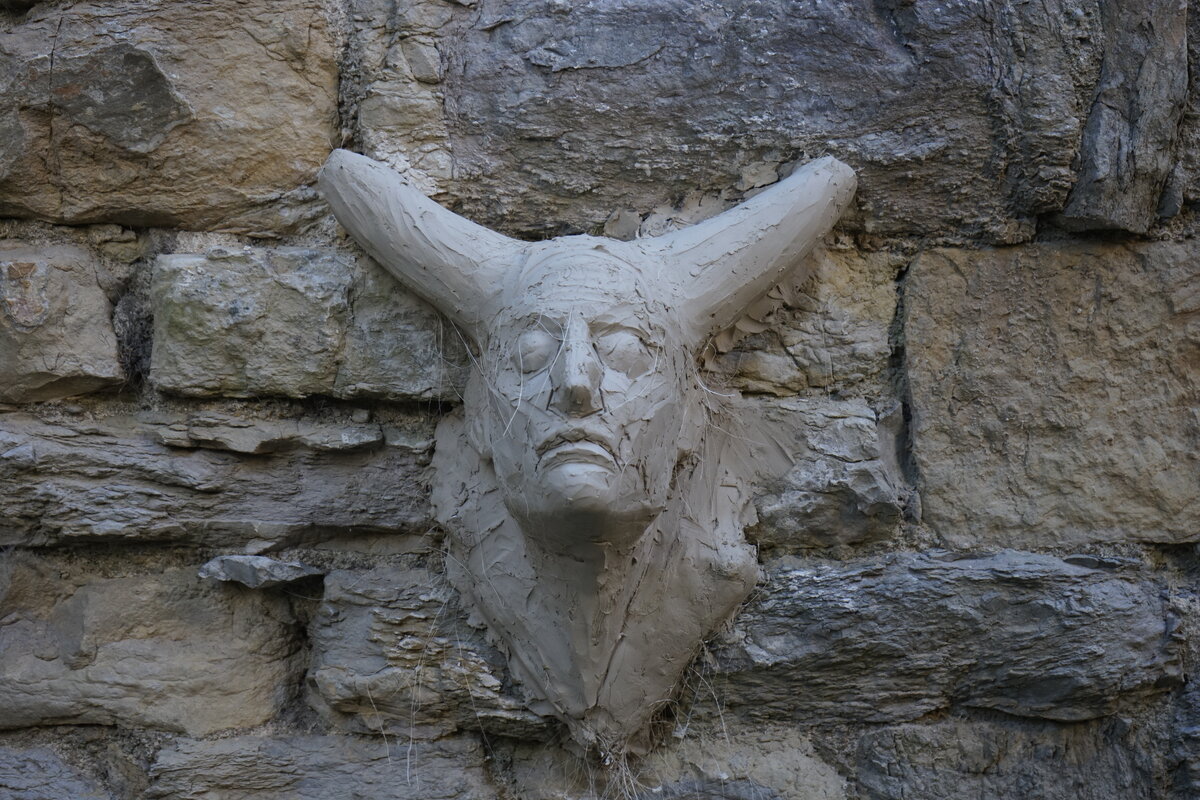 Semiostalgia P0006 — Sculpture détruite, en terre crue, filasse végétale, grillage à poule, Saint-Antonin-Noble-Val