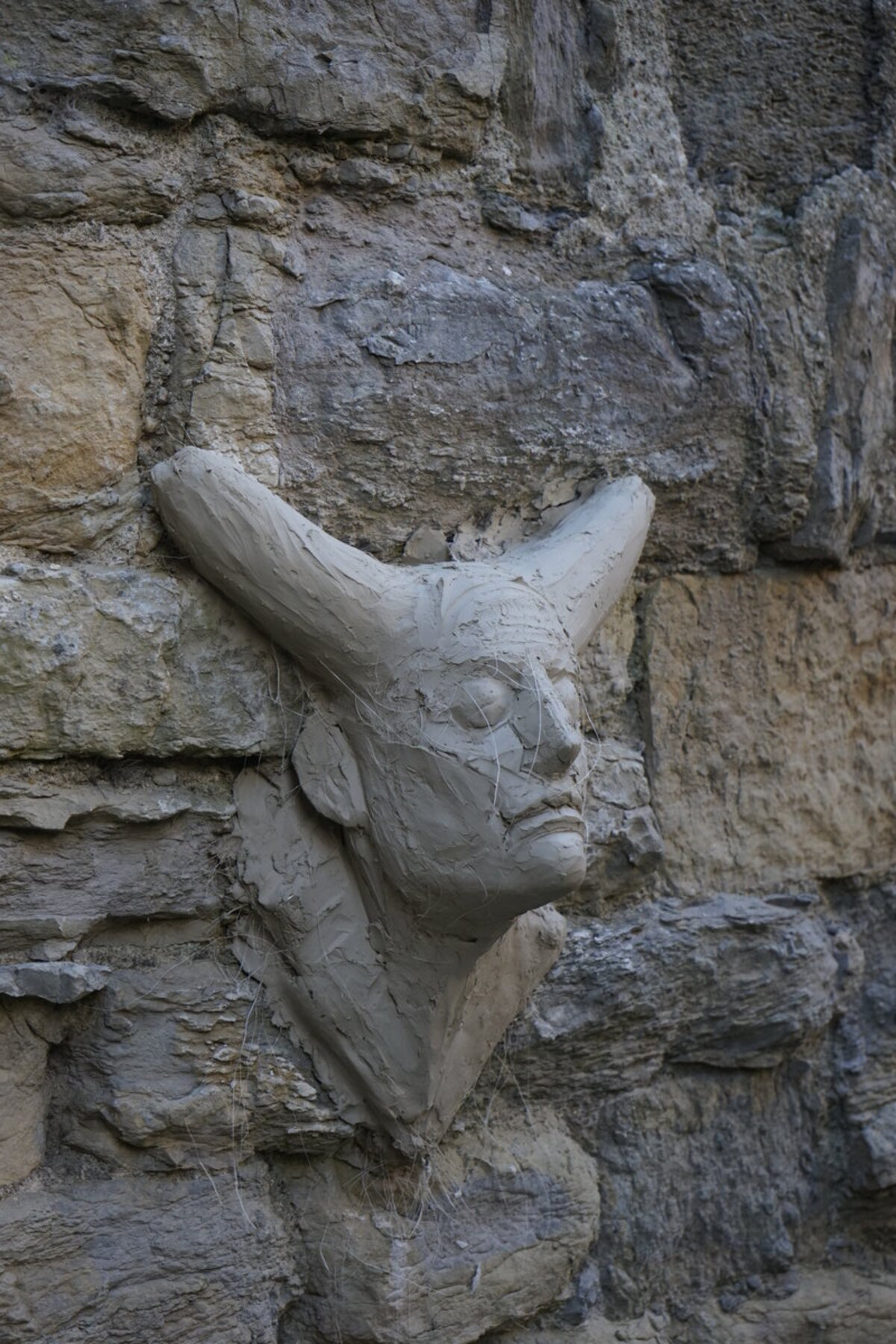Semiostalgia P0006 — Sculpture détruite, en terre crue, filasse végétale, grillage à poule, Saint-Antonin-Noble-Val