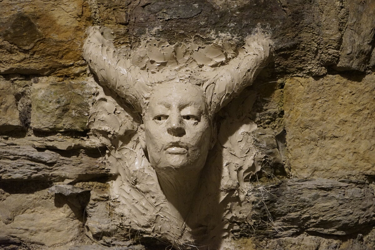 Semiostalgia P0006 — Sculpture détruite, en terre crue, filasse végétale, grillage à poule, Saint-Antonin-Noble-Val