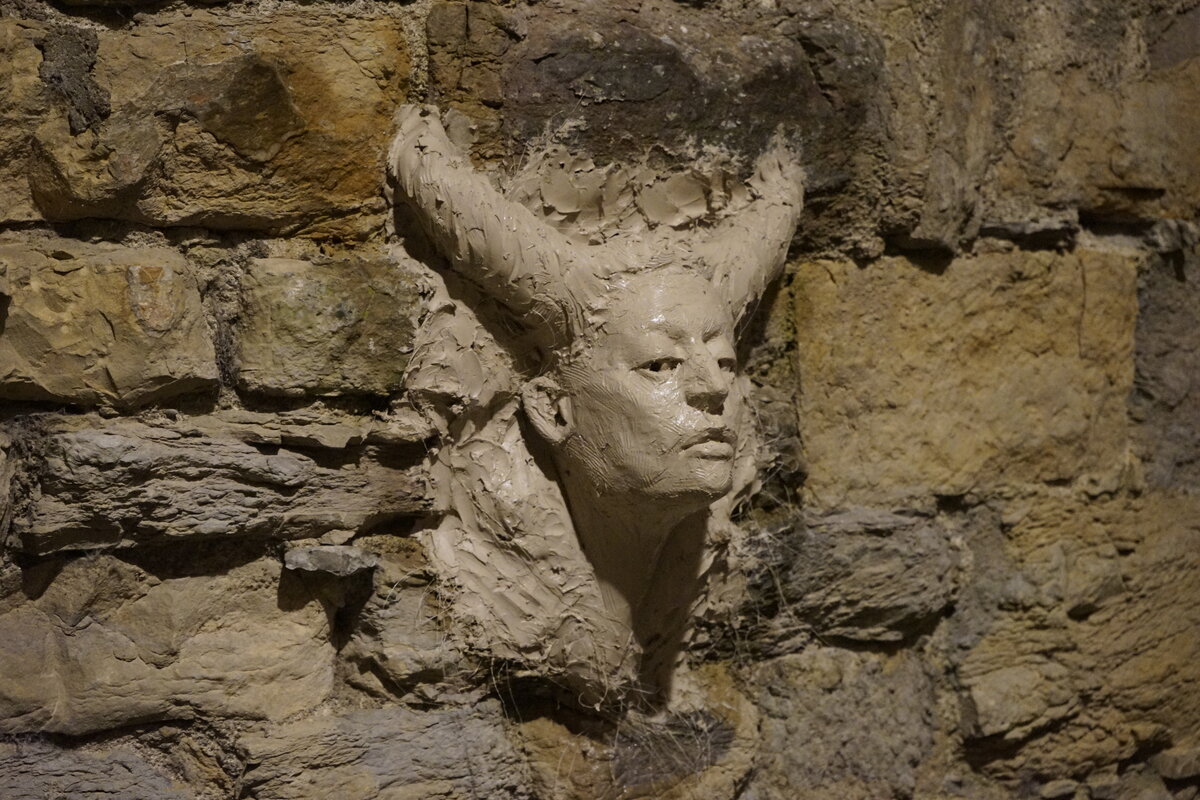 Semiostalgia P0006 — Sculpture détruite, en terre crue, filasse végétale, grillage à poule, Saint-Antonin-Noble-Val