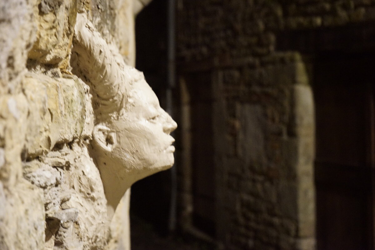 Semiostalgia P0006 — Sculpture détruite, en terre crue, filasse végétale, grillage à poule, Saint-Antonin-Noble-Val