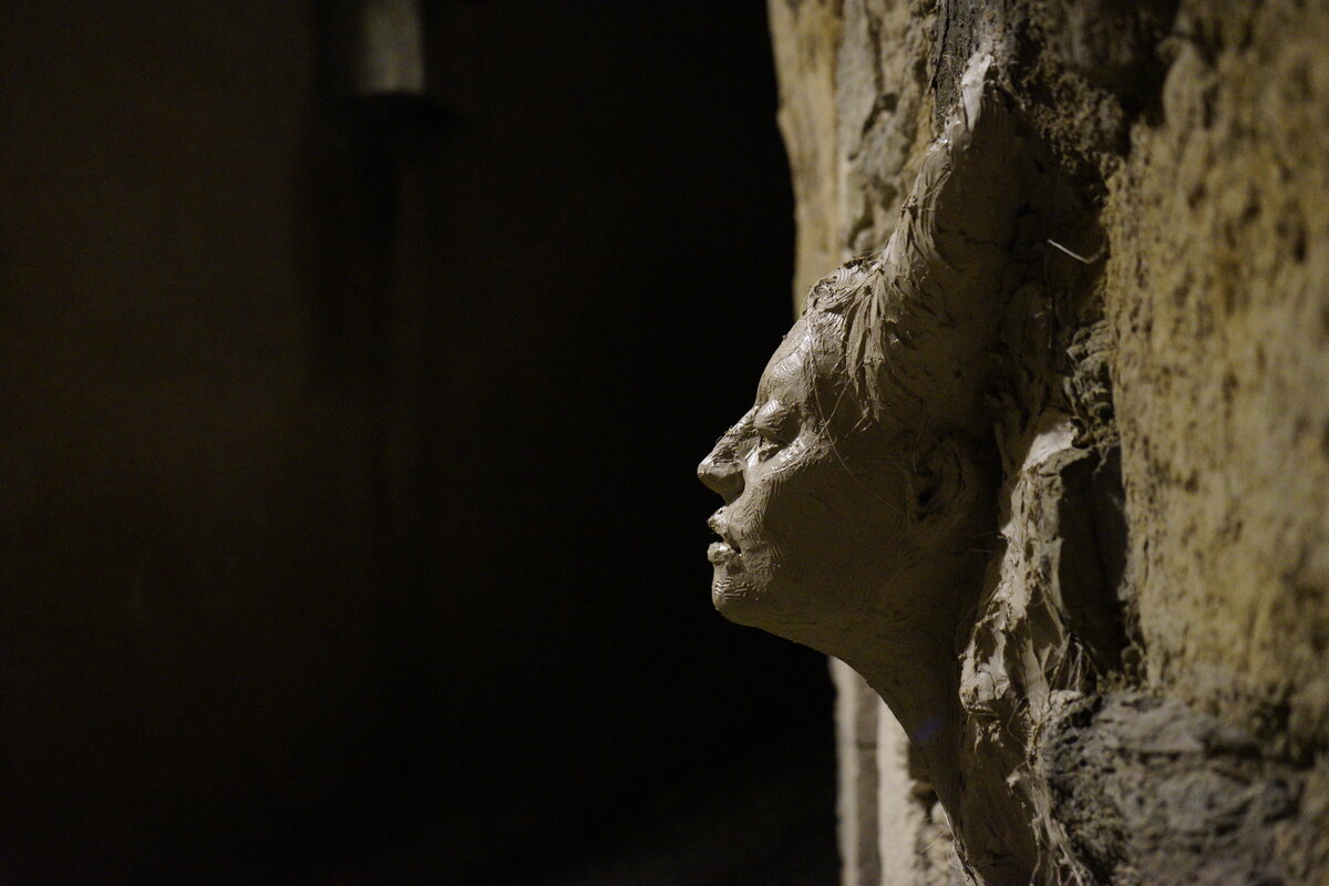 Semiostalgia P0006 — Sculpture détruite, en terre crue, filasse végétale, grillage à poule, Saint-Antonin-Noble-Val