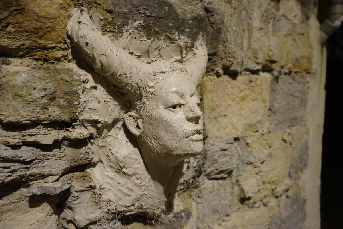 Semiostalgia P0006 — Sculpture détruite, en terre crue, filasse végétale, grillage à poule, Saint-Antonin-Noble-Val