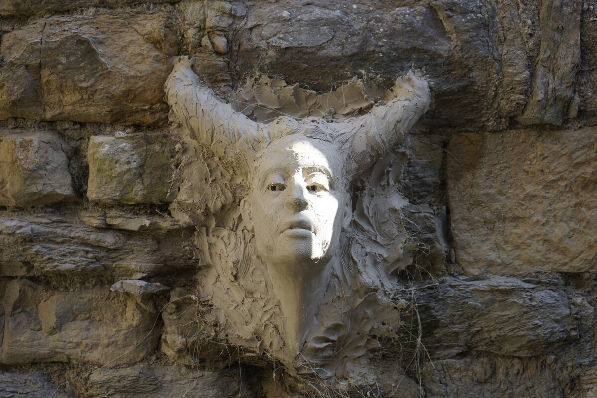 Semiostalgia P0006 — Sculpture en cours de séchage, en terre crue, filasse végétale, grillage à poule, sur mur de pierre calcaire, Saint-Antonin-Noble-Val