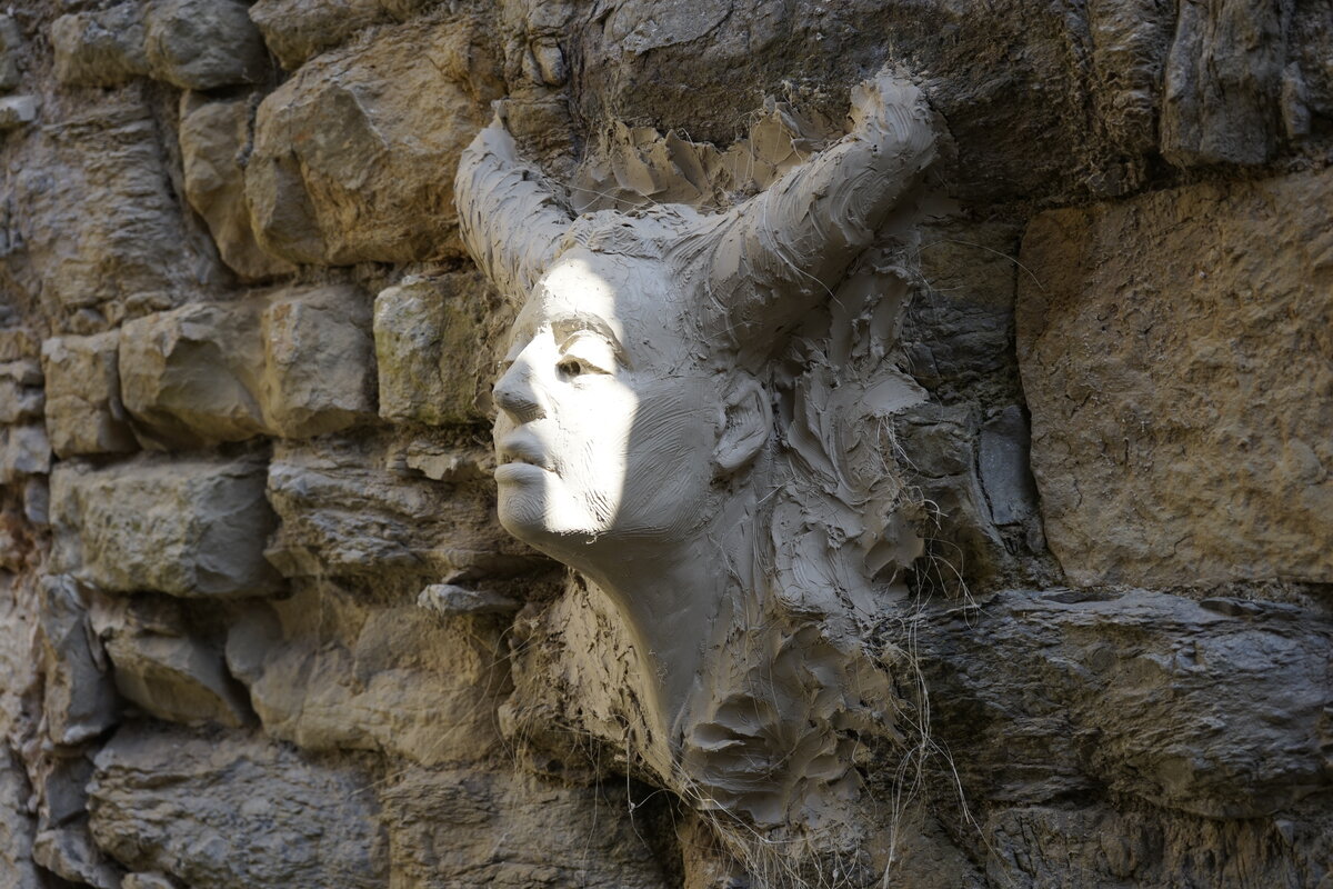 Semiostalgia P0006 — Sculpture en cours de séchage, en terre crue, filasse végétale, grillage à poule, Saint-Antonin-Noble-Val
