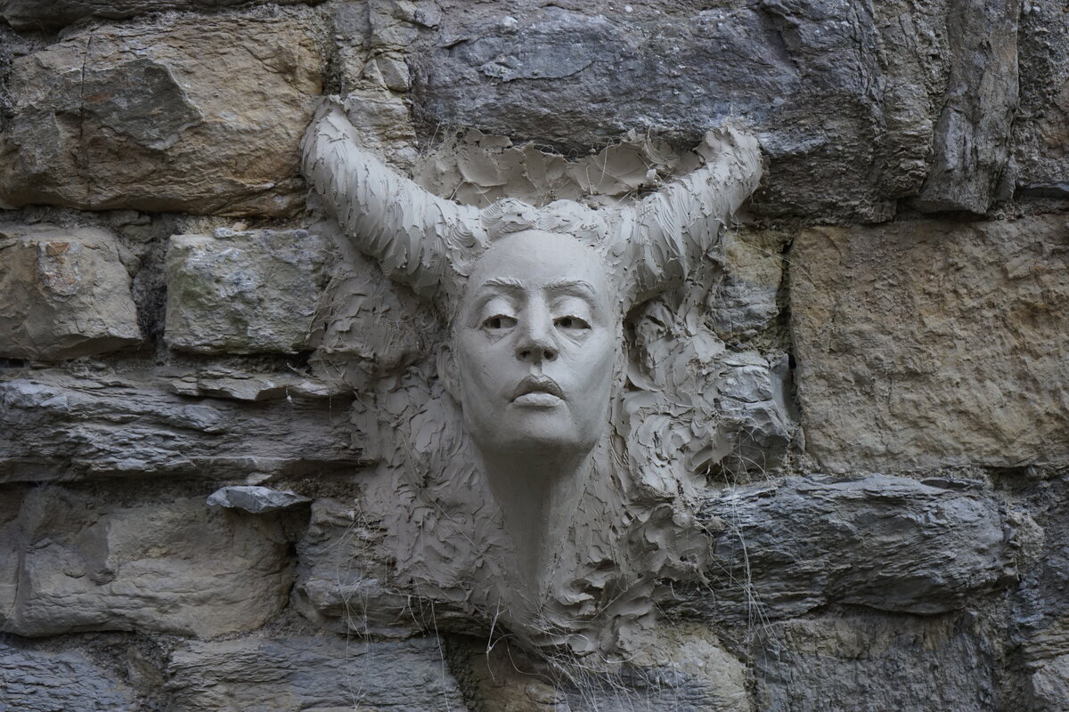 Semiostalgia P0006 — Sculpture en cours de séchage, en terre crue, filasse végétale, grillage à poule, sur mur de pierre calcaire, Saint-Antonin-Noble-Val