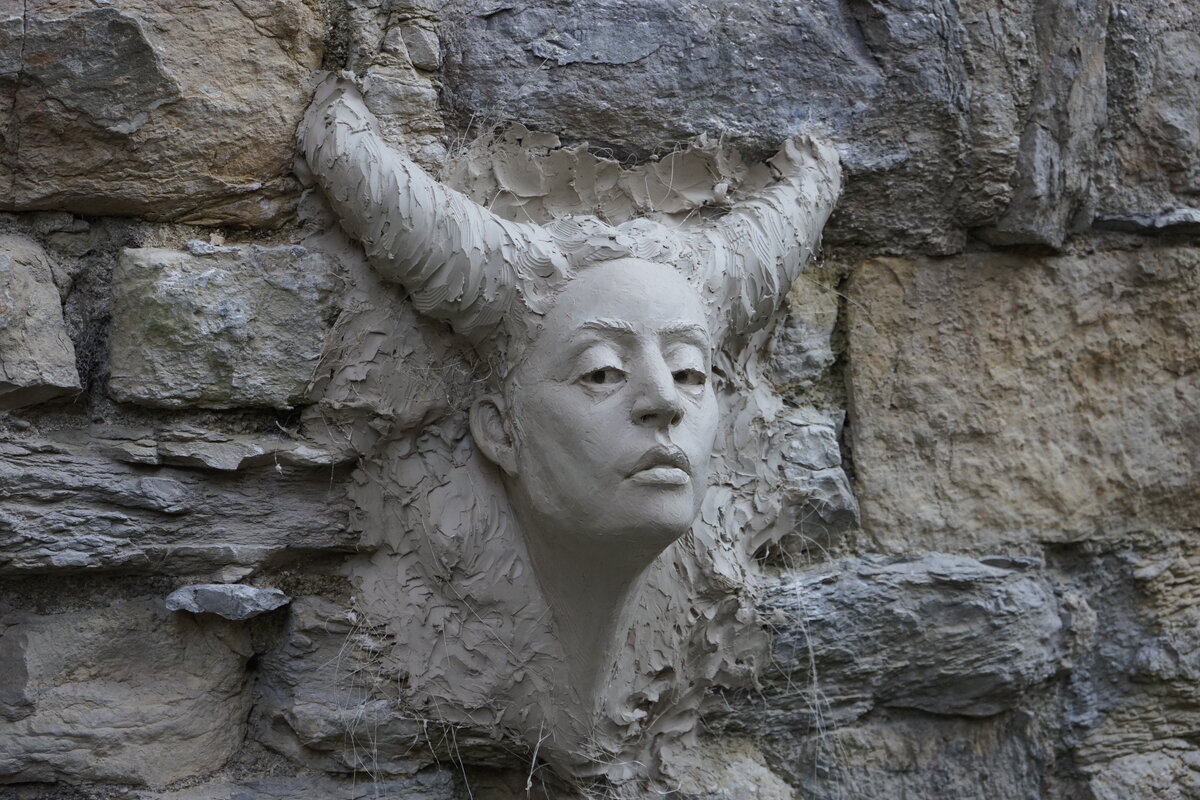 Semiostalgia P0006 — Sculpture en cours de séchage, en terre crue, filasse végétale, grillage à poule, sur mur de pierre calcaire, Saint-Antonin-Noble-Val