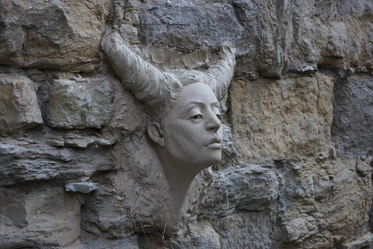 Semiostalgia P0006 — Sculpture en cours de séchage, en terre crue, filasse végétale, grillage à poule, sur mur de pierre calcaire, Saint-Antonin-Noble-Val