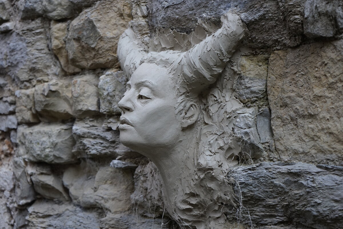 Semiostalgia P0006 — Sculpture en cours de séchage, en terre crue, filasse végétale, grillage à poule, Saint-Antonin-Noble-Val