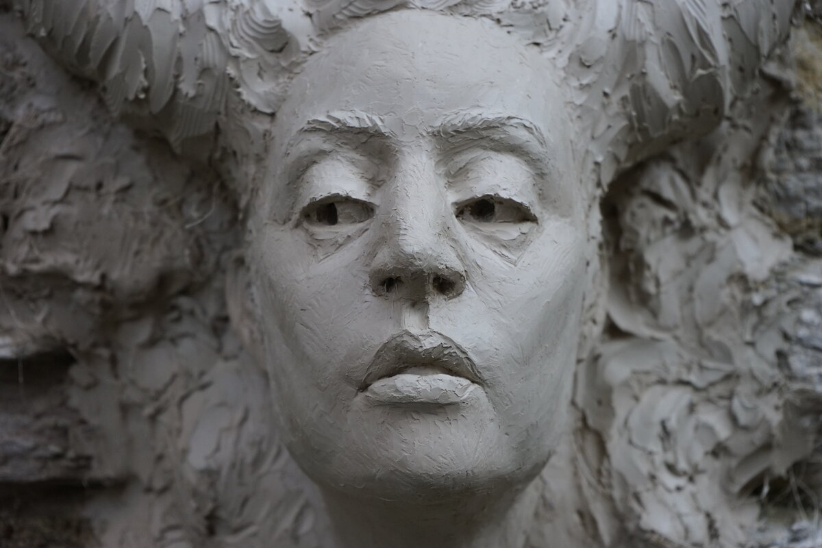 Semiostalgia P0006 — Sculpture en cours de séchage, en terre crue, filasse végétale, grillage à poule, Saint-Antonin-Noble-Val