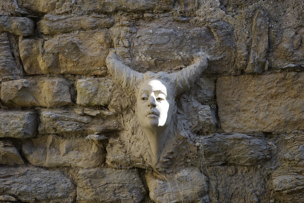 Semiostalgia P0006 — Sculpture en cours de séchage, en terre crue, filasse végétale, grillage à poule, Saint-Antonin-Noble-Val