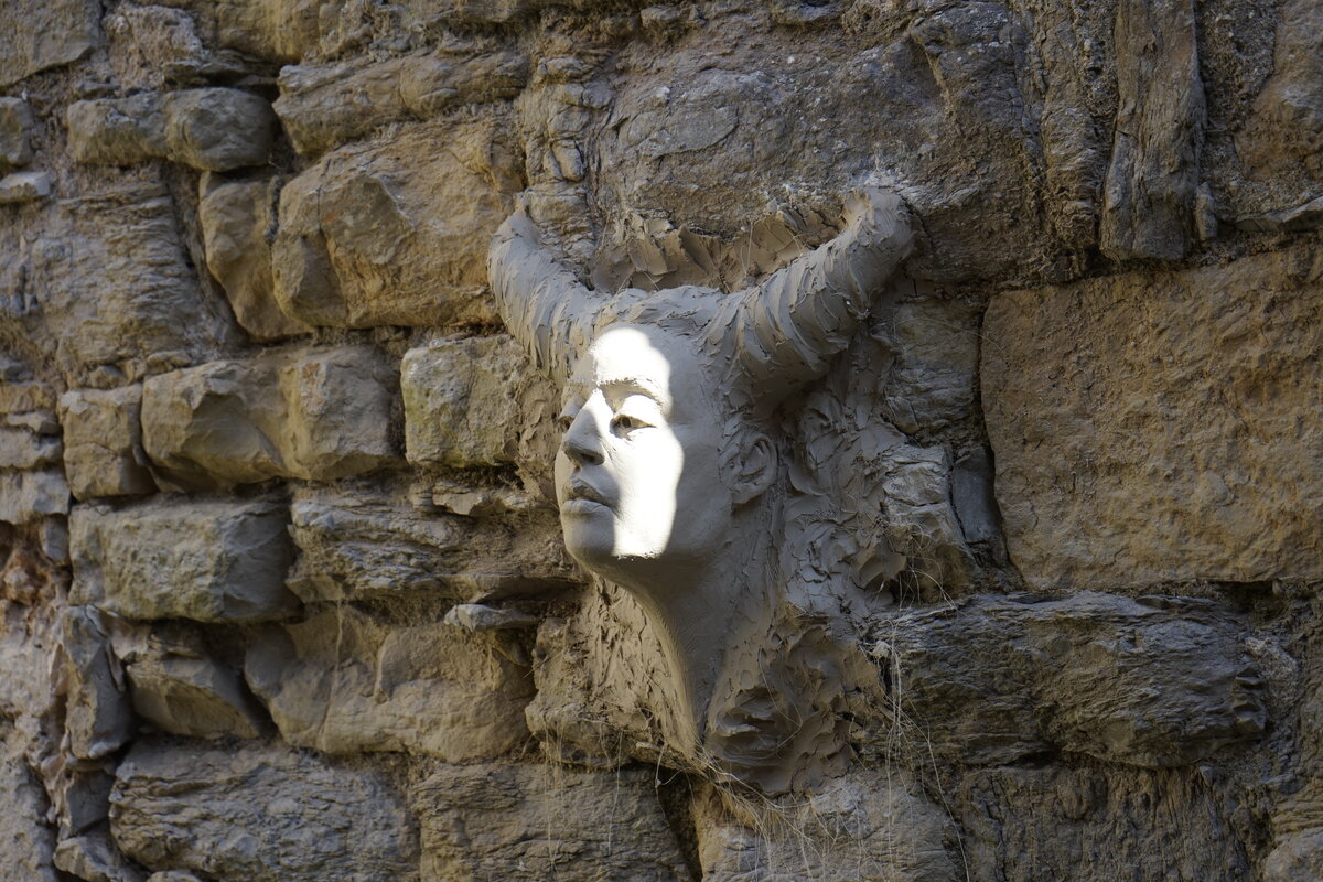 Semiostalgia P0006 — Sculpture en cours de séchage, en terre crue, filasse végétale, grillage à poule, Saint-Antonin-Noble-Val