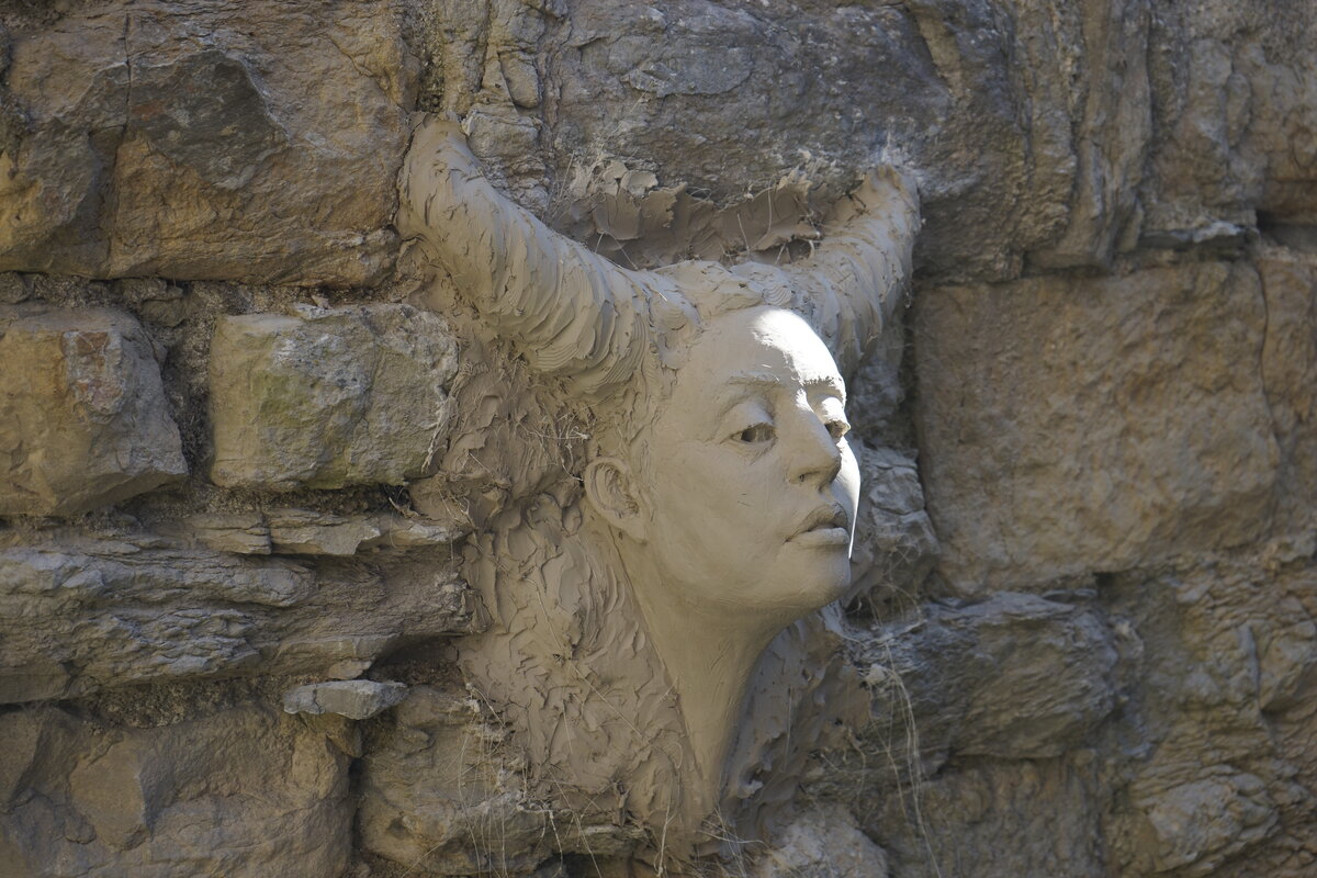 Semiostalgia P0006 — Sculpture en cours de séchage, en terre crue, filasse végétale, grillage à poule, Saint-Antonin-Noble-Val