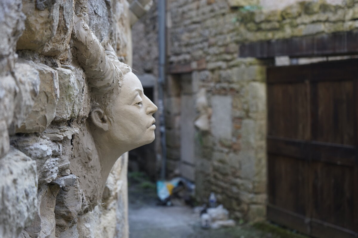 Semiostalgia P0006 — Sculpture en cours de séchage, en terre crue, filasse végétale, grillage à poule, Saint-Antonin-Noble-Val