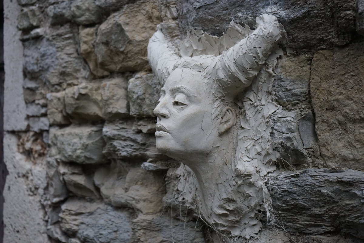 Semiostalgia P0006 — Sculpture en cours de séchage, en terre crue, filasse végétale, grillage à poule, Saint-Antonin-Noble-Val