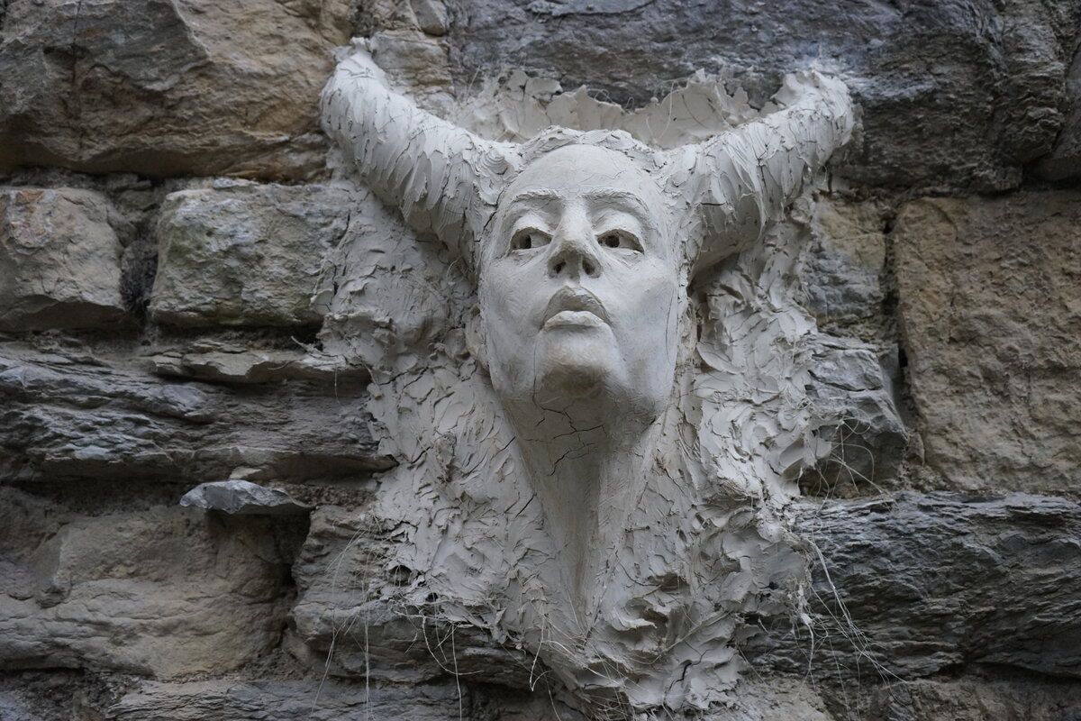 Semiostalgia P0006 — Sculpture en cours de séchage, en terre crue, filasse végétale, grillage à poule, Saint-Antonin-Noble-Val