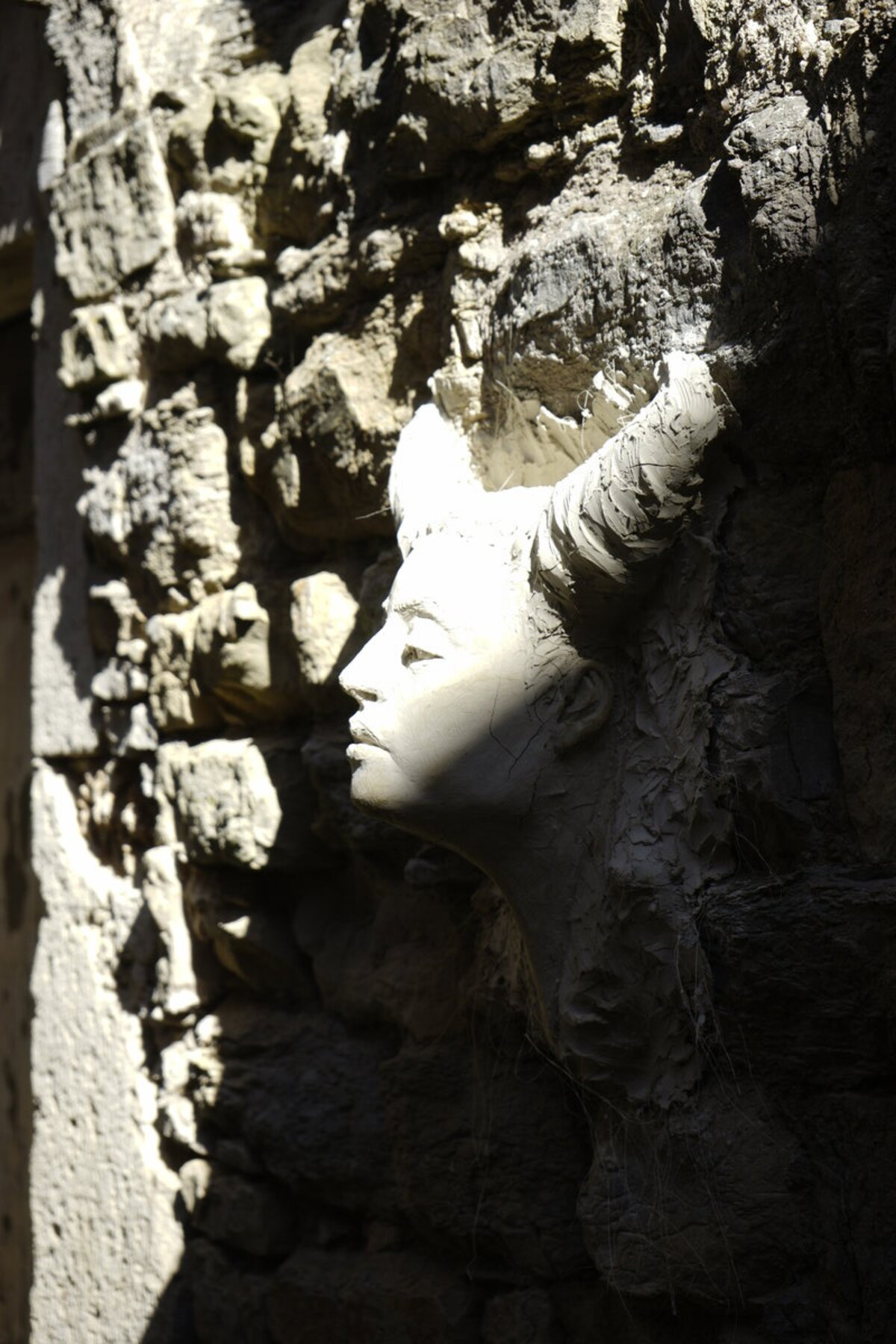 Semiostalgia P0006 — Sculpture en cours de séchage, en terre crue, filasse végétale, grillage à poule, Saint-Antonin-Noble-Val