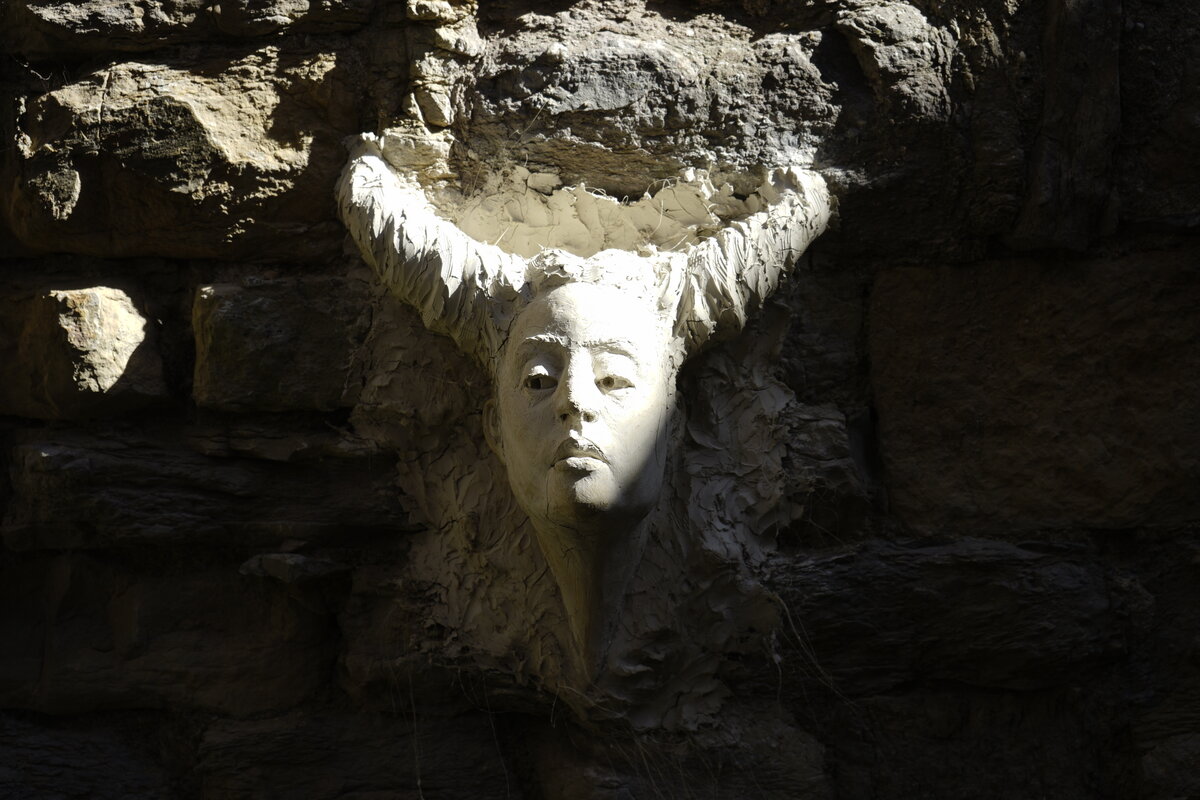 Semiostalgia P0006 — Sculpture en cours de séchage, en terre crue, filasse végétale, grillage à poule, Saint-Antonin-Noble-Val