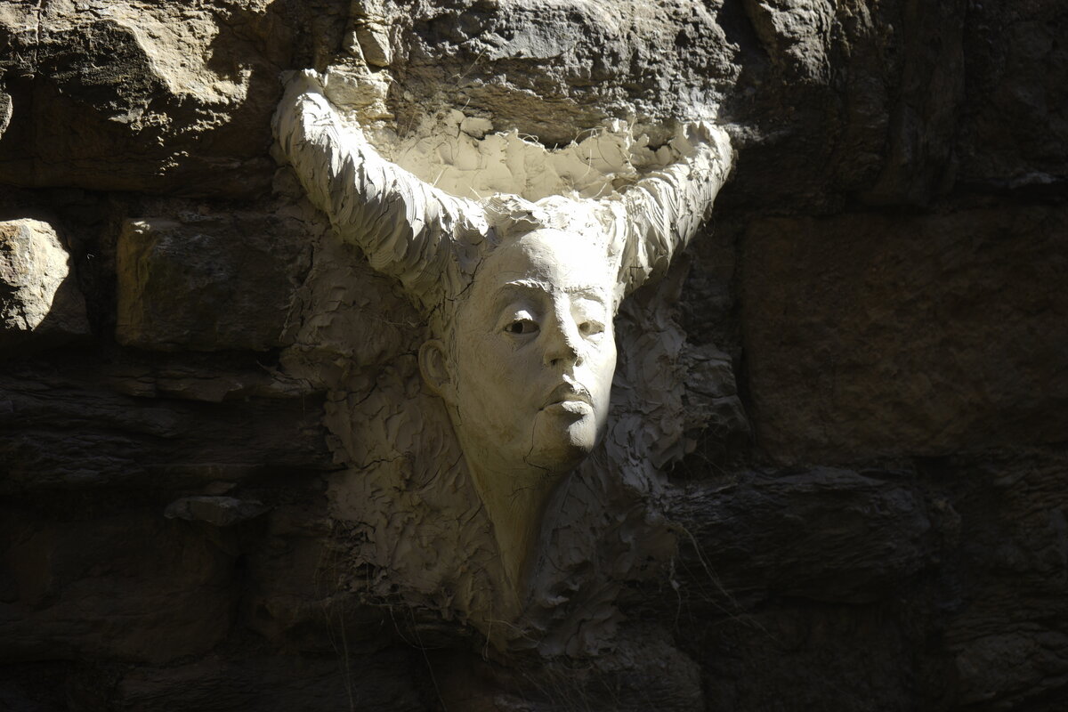 Semiostalgia P0006 — Sculpture en cours de séchage, en terre crue, filasse végétale, grillage à poule, Saint-Antonin-Noble-Val