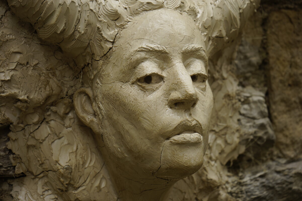 Semiostalgia P0006 — Sculpture sèche, en terre crue, filasse végétale, grillage à poule, Saint-Antonin-Noble-Val