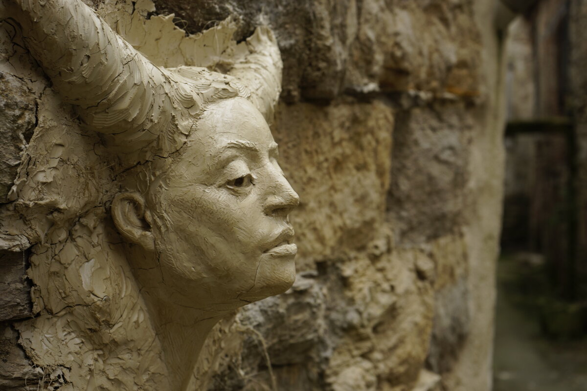 Semiostalgia P0006 — Sculpture sèche, en terre crue, filasse végétale, grillage à poule, Saint-Antonin-Noble-Val