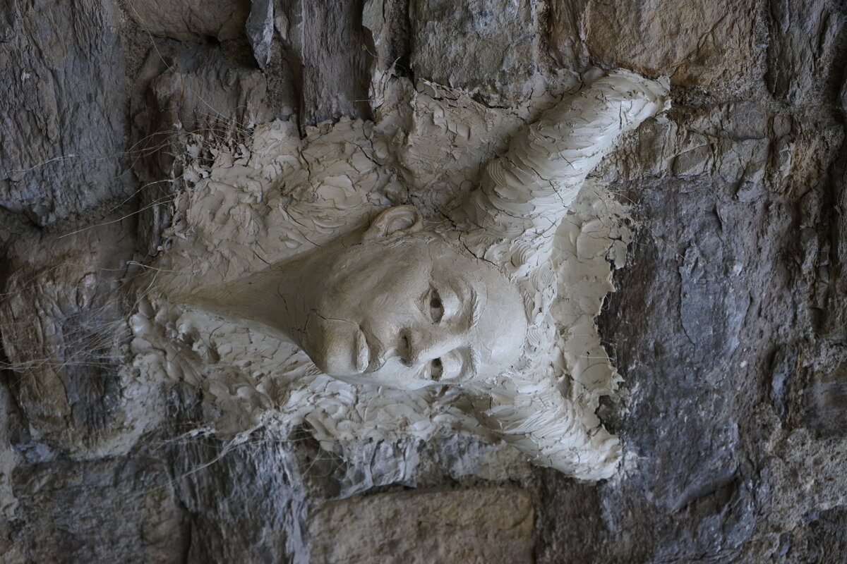 Semiostalgia P0006 — Sculpture sèche, en terre crue, filasse végétale, grillage à poule, Saint-Antonin-Noble-Val