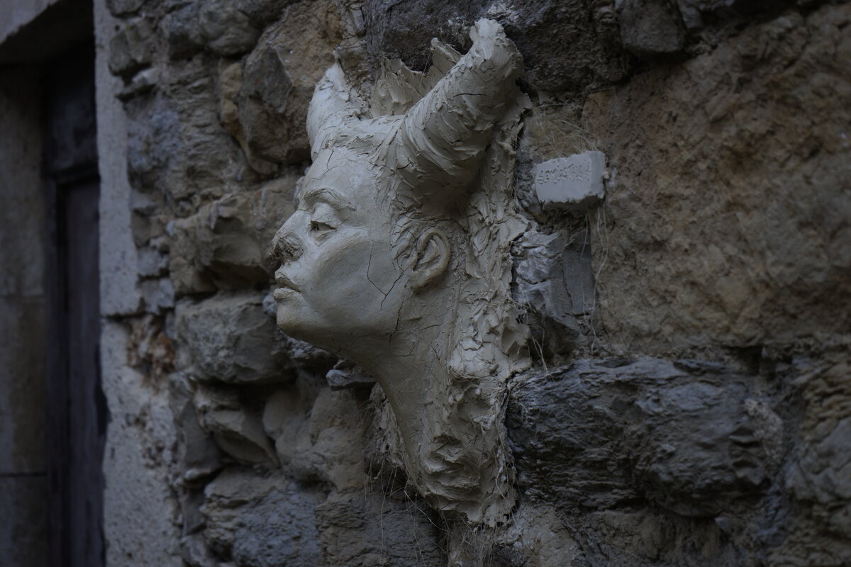Semiostalgia P0006 — Sculpture fraîche, en terre crue, filasse végétale, grillage à poule, Saint-Antonin-Noble-Val