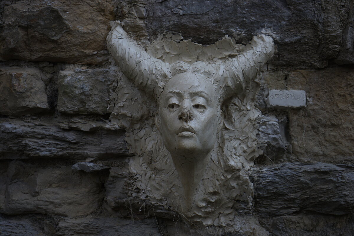 Semiostalgia P0006 — Sculpture fraîche, en terre crue, filasse végétale, grillage à poule, Saint-Antonin-Noble-Val