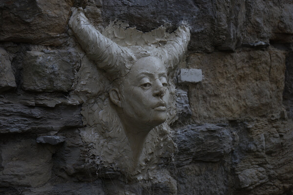 Semiostalgia P0006 — Sculpture fraîche, en terre crue, filasse végétale, grillage à poule, Saint-Antonin-Noble-Val