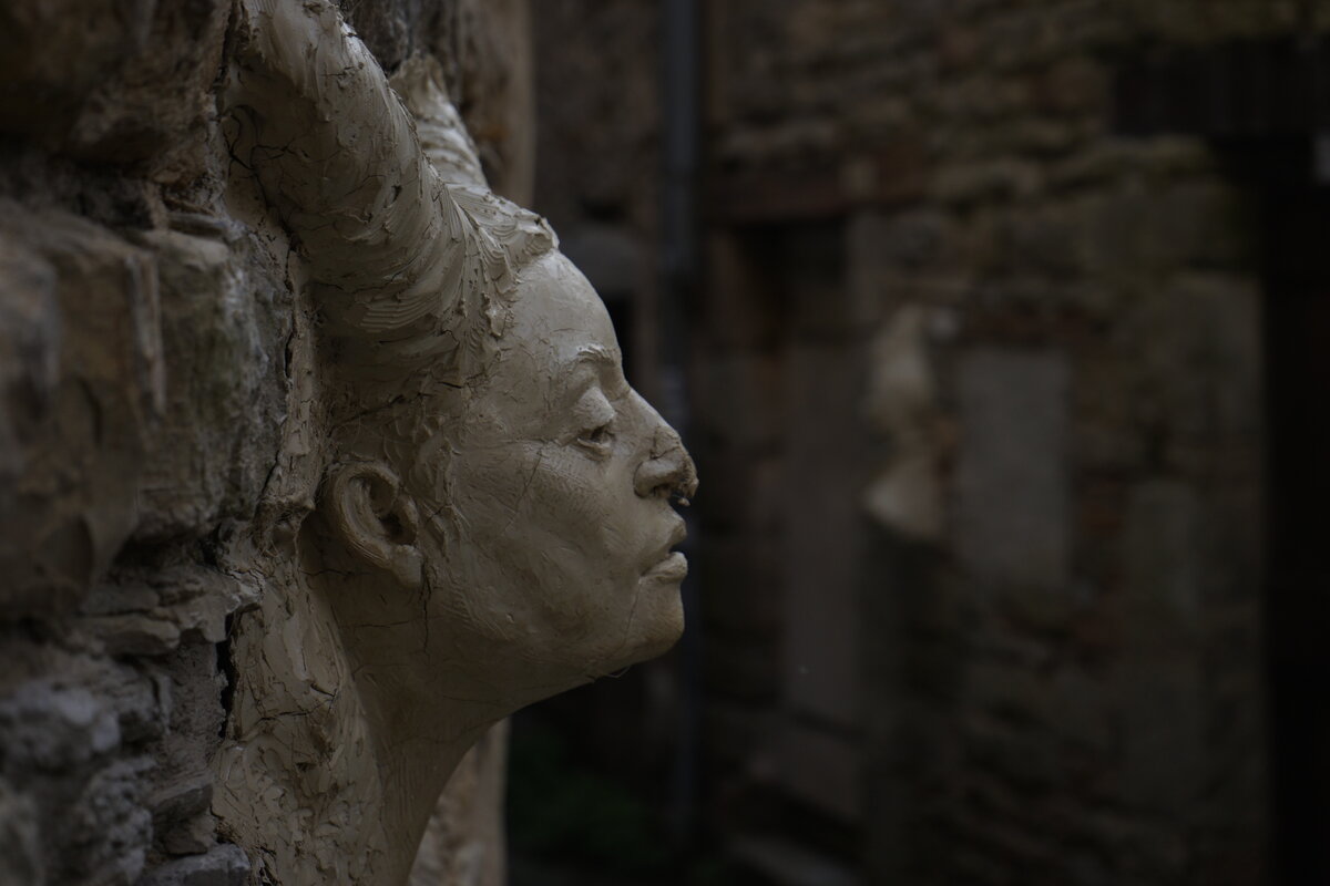 Semiostalgia P0006 — Sculpture fraîche, en terre crue, filasse végétale, grillage à poule, Saint-Antonin-Noble-Val