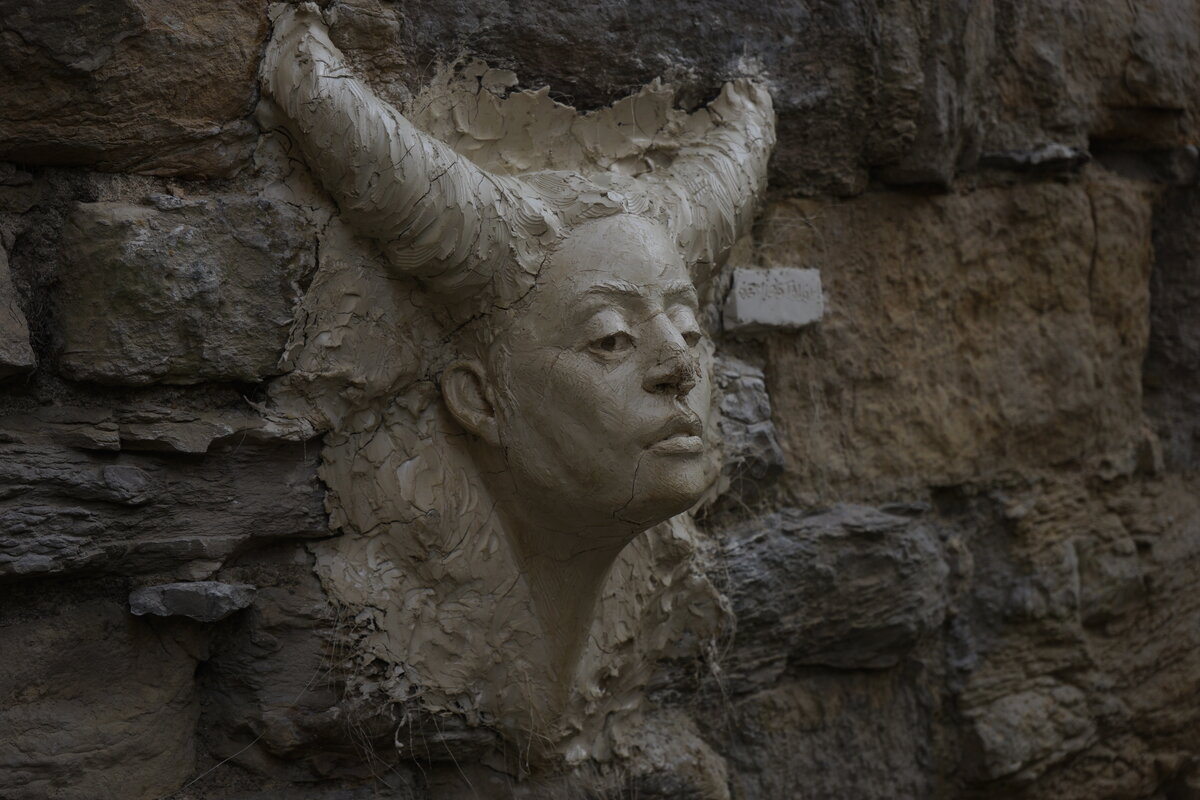 Semiostalgia P0006 — Sculpture fraîche, en terre crue, filasse végétale, grillage à poule, Saint-Antonin-Noble-Val