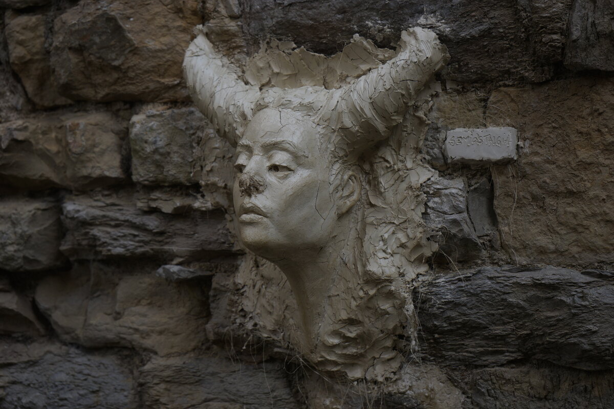 Semiostalgia P0006 — Sculpture fraîche, en terre crue, filasse végétale, grillage à poule, Saint-Antonin-Noble-Val
