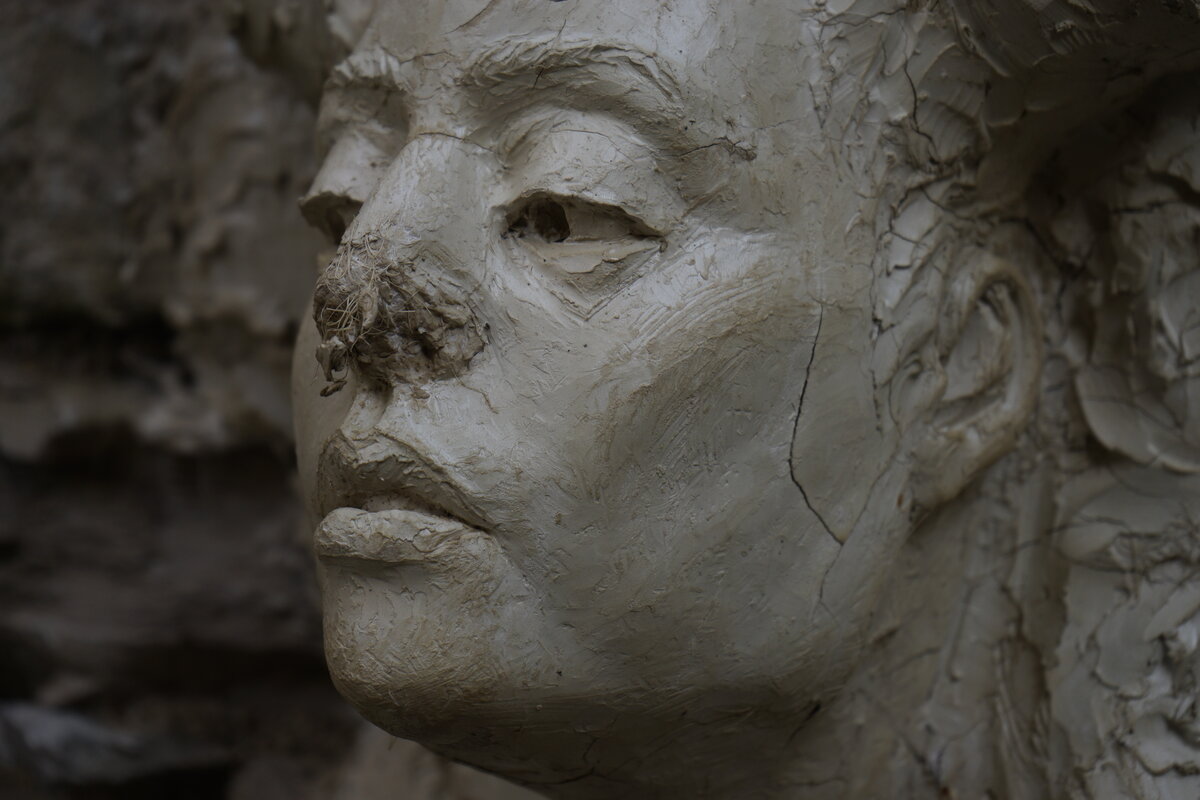 Semiostalgia P0006 — Sculpture fraîche, en terre crue, filasse végétale, grillage à poule, Saint-Antonin-Noble-Val