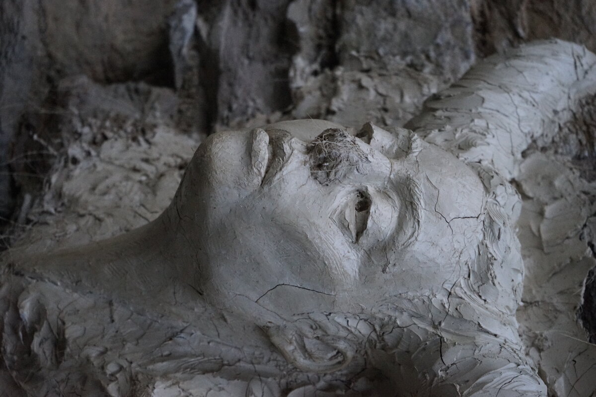 Semiostalgia P0006 — Sculpture érodée, en terre crue, filasse végétale, grillage à poule, Saint-Antonin-Noble-Val